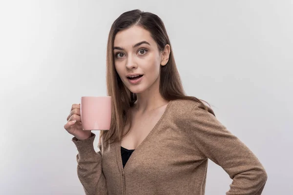 Mujer de ojos avellanos descansando mientras disfruta de su descanso para almorzar con café — Foto de Stock