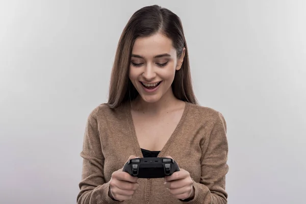 Engraçado bonito mulher furar joystick jogar novo jogo de vídeo — Fotografia de Stock