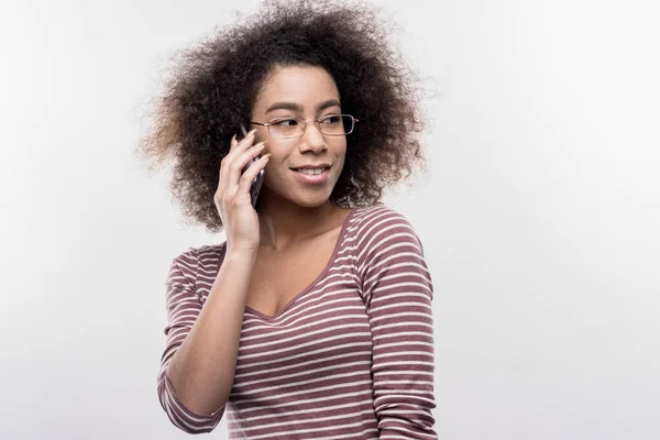 Curly mulher de cabelos escuros chamando seu namorado carinhoso — Fotografia de Stock