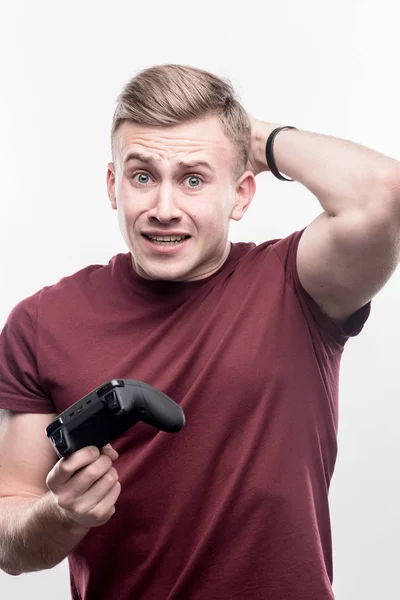 Sinisilmäinen komea mies pettynyt hävittyään videopeli — kuvapankkivalokuva