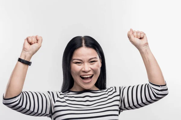 Radiante gerente de pelo oscuro sentirse extremadamente feliz después de conseguir la promoción —  Fotos de Stock