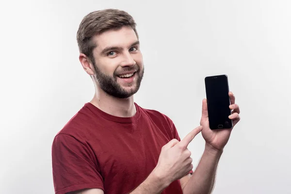 Bonito homem de olhos azuis tomando seu telefone para ligar para sua adorável esposa — Fotografia de Stock