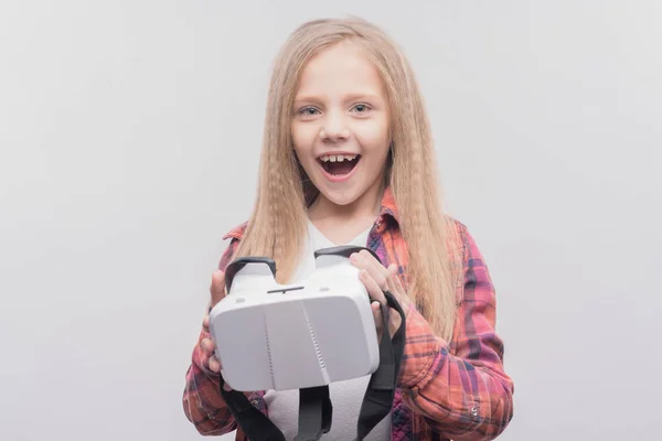 Strahlendes blondes Schulmädchen mit Virtual-Reality-Brille — Stockfoto