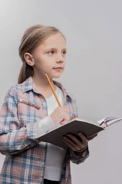 Inteligente boa aparência loira de cabelos aluna fazendo seu dever de casa — Fotografia de Stock