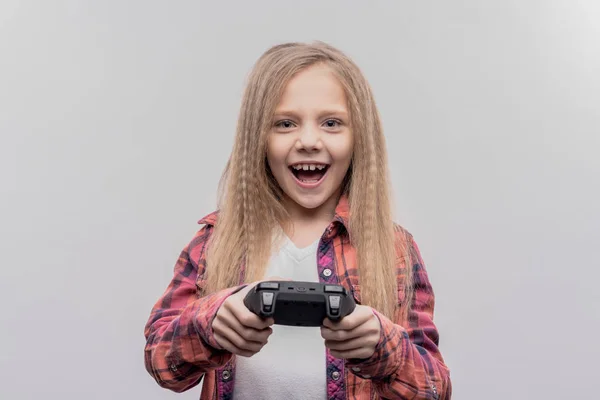 Chica con el pelo largo y rubio ondulado sensación de excitación al jugar videojuego —  Fotos de Stock