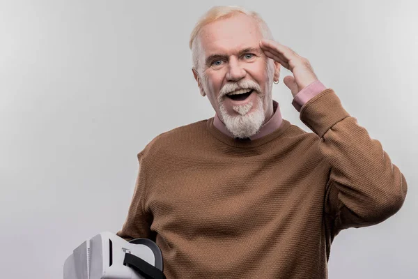 Ritirato uomo sorridente indossa maglione marrone sensazione estremamente eccitato — Foto Stock