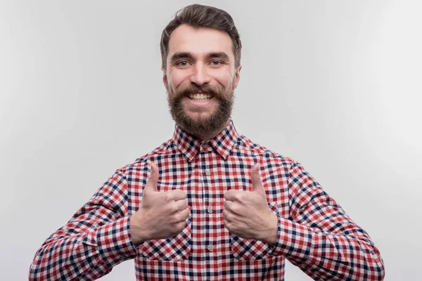Сияющий бородатый темноволосый офисный менеджер чувствует себя довольным и веселым — стоковое фото