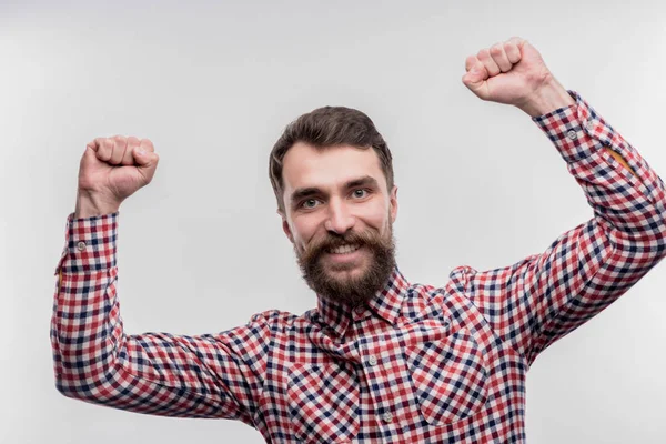 Темноволосый бородатый офисный работник чувствует себя счастливым после окончания проекта — стоковое фото