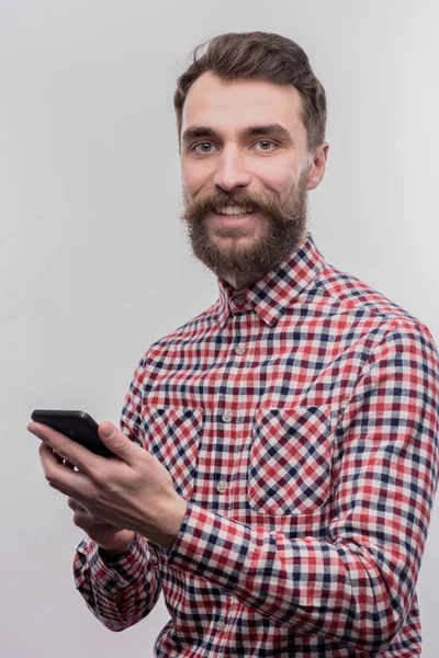 Bonito empresário barbudo sentindo-se animado antes de lançar startup — Fotografia de Stock
