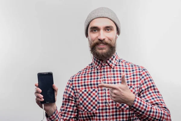 Moderno barbudo moreno escuchando su música favorita en auriculares —  Fotos de Stock