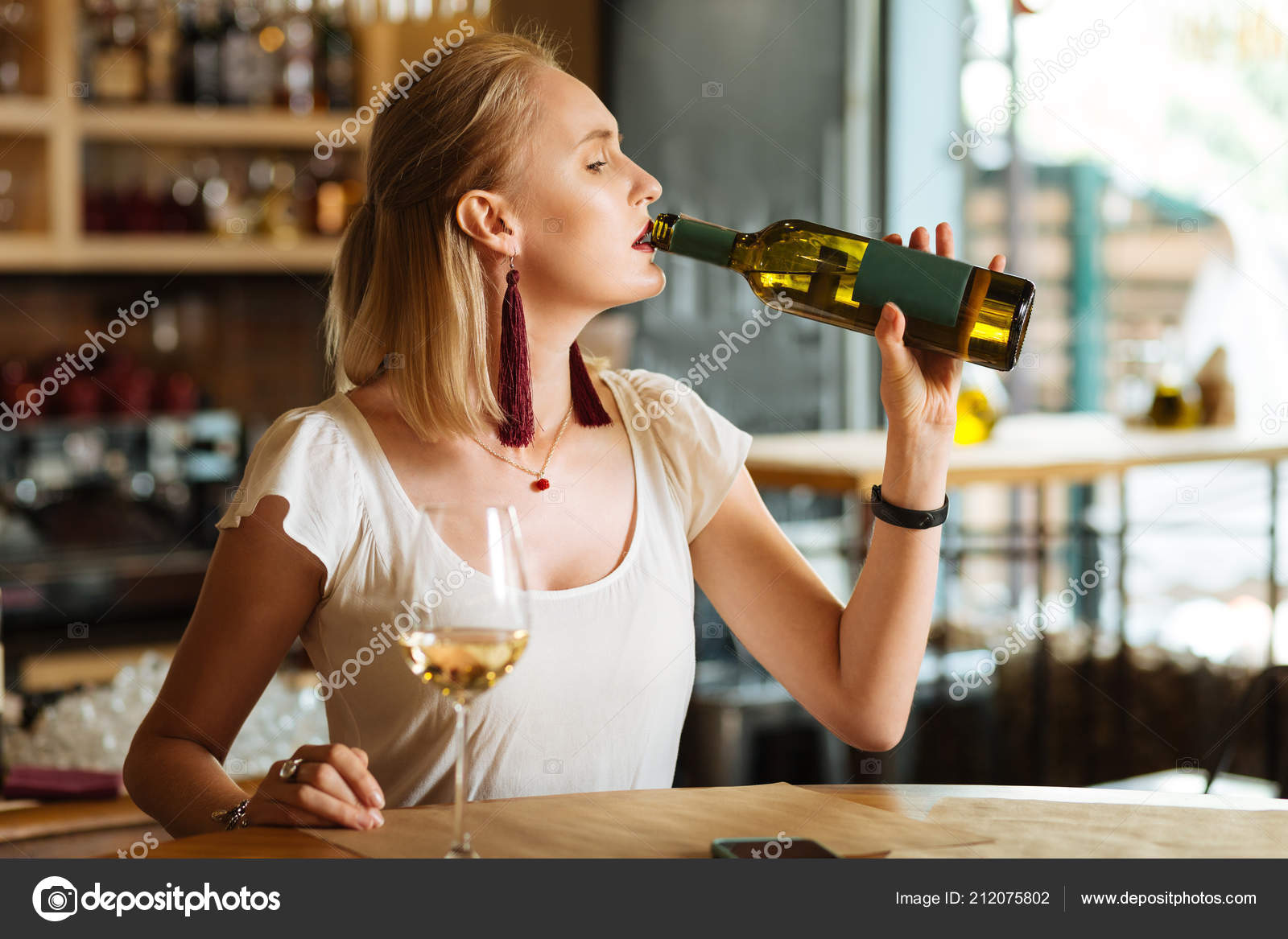 Sie ist nur mit Alkohol kontaktfreudig warum? (Liebe, Beziehung, Mädchen)