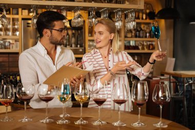 Neşeli mutlu sommeliers şarap türleri tartışıyor