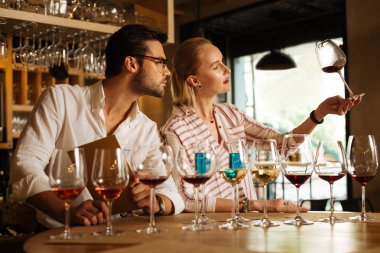 Onun meslektaşı ile duran çekici güzel kadın