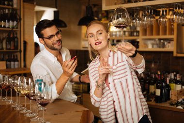 Cam işaret neşeli güzel kadın