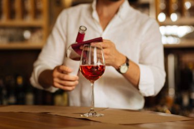 Güzel cam özel lezzetli şarap ile dolu