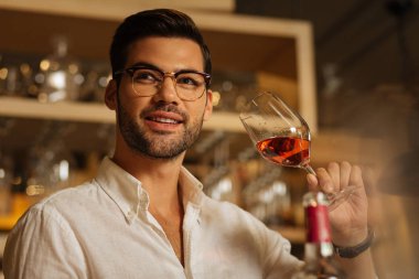Bir bardak şarap holding neşeli pozitif adam