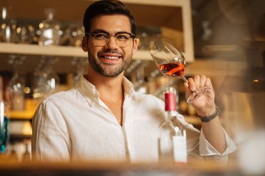 Pozitif bir ruh hali içinde olmak neşeli yakışıklı adam