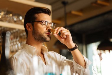 Bir cork burnunu koyarak hoş yakışıklı adam