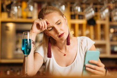 Onun modern smartphone kullanan mutsuz genç kadın