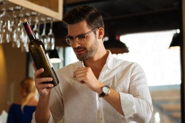 Profesyonel yakışıklı sommelier şarap holding