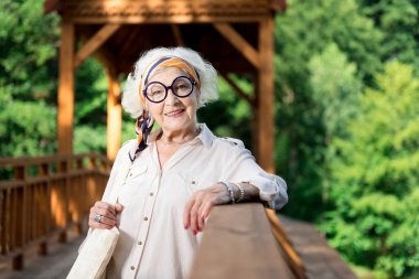 Gülen ailesi ile seyahat ederken heyecanlı hissediyorum kadın emekli