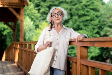 Güzel hoş üst düzey Bayan ahşap köprü'ayakta