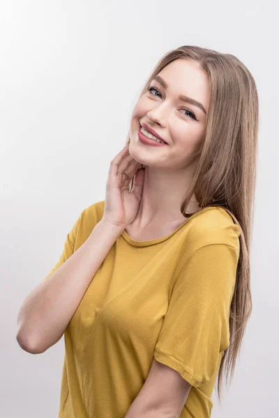 Radiante atractiva estudiante de pelo rubio sentirse extremadamente feliz —  Fotos de Stock