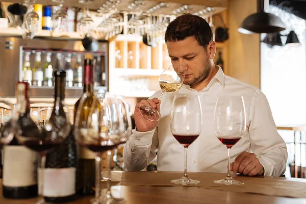 Bom homem inteligente segurando um copo de vinho — Fotografia de Stock