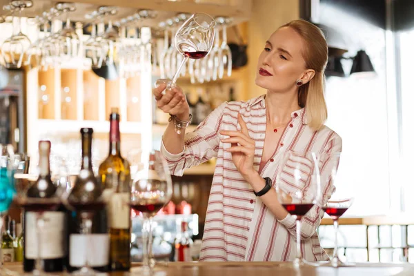 Smart agradable sommelier femenino comprobar la calidad del vino — Foto de Stock