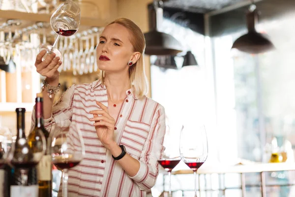 Bonita mujer rubia sosteniendo una copa de vino — Foto de Stock
