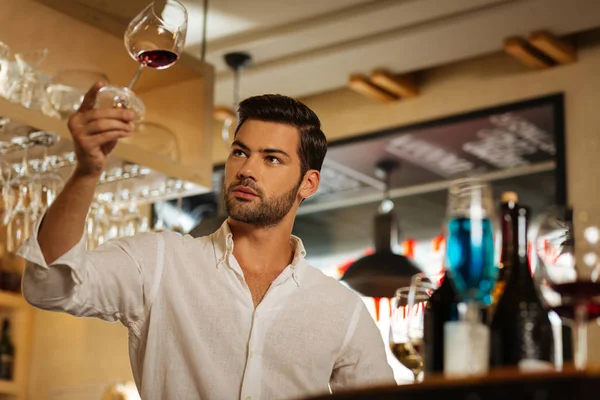 Bel homme agréable regardant le verre — Photo