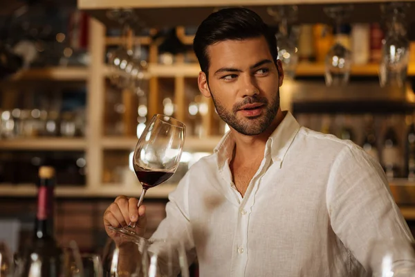 ワインを飲むことを楽しむ魅力的な素敵な男性 — ストック写真
