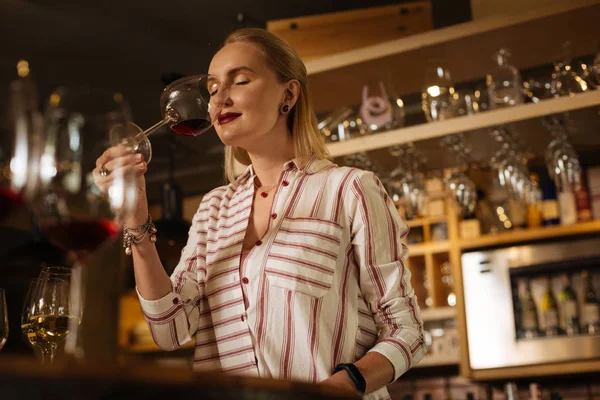 Belle femme attrayante debout avec un verre de vin — Photo