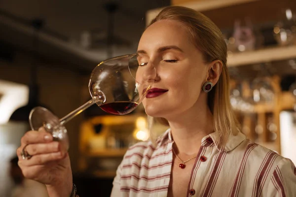 Retrato de uma mulher agradável encantado cheirando vinho — Fotografia de Stock