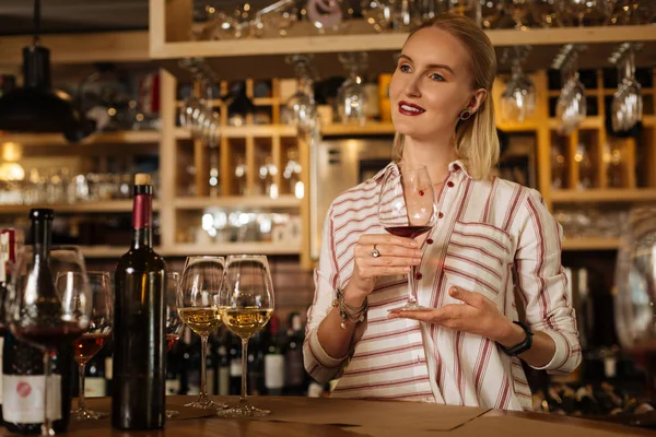Умная милая женщина с бокалом вина в руке — стоковое фото
