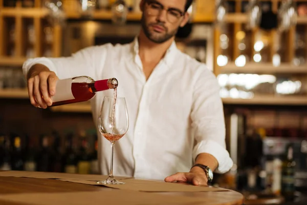 Focus selettivo di un bicchiere con il vino — Foto Stock
