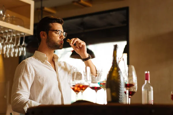 Sommelier profissional inteligente à procura do melhor vinho — Fotografia de Stock