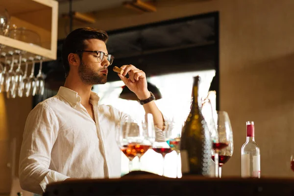 Akıllı profesyonel sommelier en iyi şarap için arıyorsunuz
