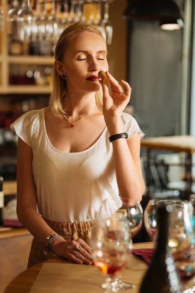 Mujer rubia agradable alegre cerrando los ojos — Foto de Stock