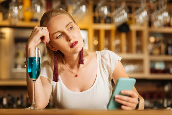 Femeia tânără veselă stând cu un pahar de vin spumant — Fotografie, imagine de stoc