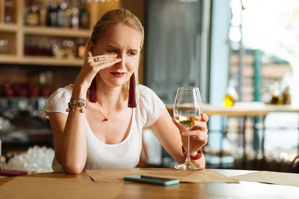 Sorgliga glädjelös kvinnan gråter i restaurangen — Stockfoto