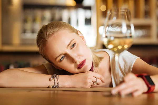 Mujer triste y alegre pensando en su vida — Foto de Stock