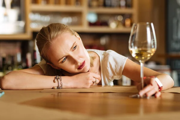 Depressziós boldogtalan asszony feküdt az asztalon — Stock Fotó
