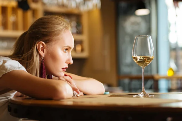 Mujer joven triste queriendo beber alcohol —  Fotos de Stock
