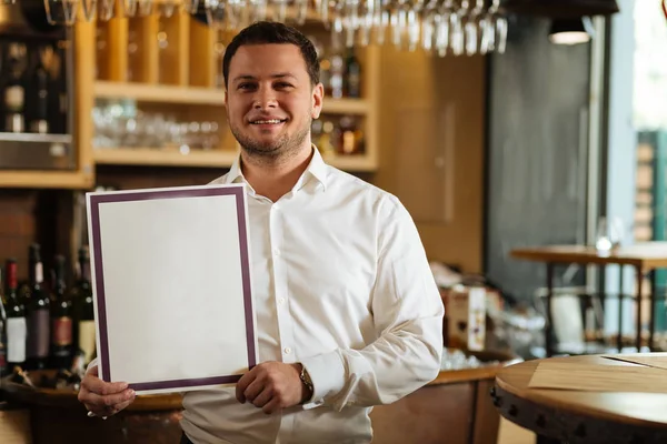 Profissional agradável masculino sommelier segurando seu diploma — Fotografia de Stock