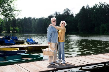 Işık saçan yakışıklı şık kocası sarılma kadın yaşlı