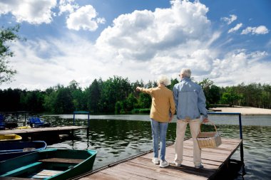 Üst düzey Bayan ve şık kıyafetlerle köprüde duran adam