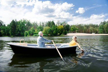 Duygu ışınlama yaşlı kadın olan tekne yolculuğu heyecanlı