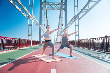 Konsantre kadın ve eğitmen için denge arıyor