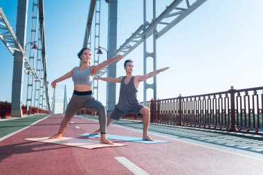 Hoş mutlu kadın ve nefes alarak eğitmen